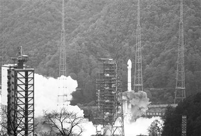 12月26日11时26分，我国在西昌卫星发射中心用杏宇三号乙运载火箭与远征一号上面级，成功发射第57、58颗北斗导航卫星。新华社发（邱立军摄）